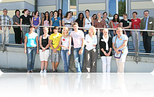 Die Schüler des ersten Ausbildungsgangs Altenpflege an der Theresia-Scherer-Schule. Jürgen Kindler, Dozent für Altenhilfe, Schulleiterin Gabriele Quay und der Leiter des Bereichs Altenhilfe am St. Josefshaus Dr. Karl-Heinz Huber begrüßten die Auszubildenden.