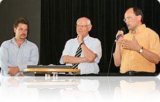 Anschließend stellten sich Thomas Hügel (links) und Professor Dr. Klaus Baumann (rechts) den Fragen des Publikums. Direktor Bernhard Späth (Mitte) moderierte die Runde.