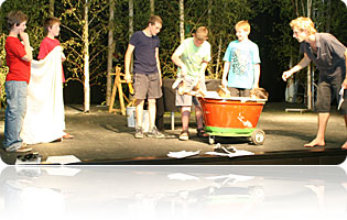 Michael Zerr vom Theater „Tempus fugit“ (rechts) mit behinderten und nichtbehinderten Schülern bei den Proben zu  