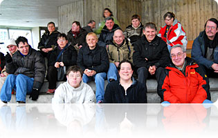 Die Teilnehmergruppe mit Christine Huber, der Affen-Expertin des Baseler Zoos.